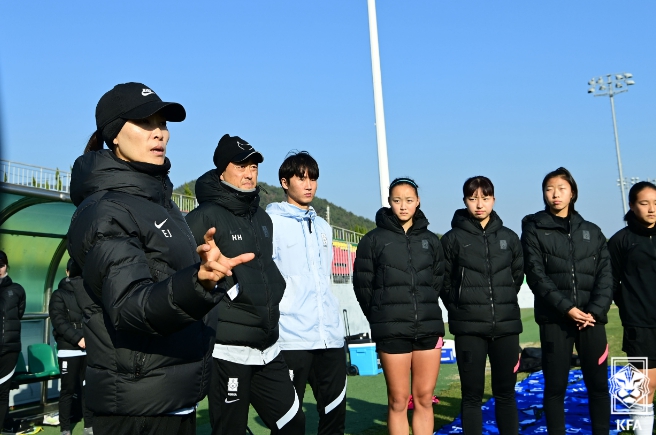 지난 12월 남해에서 열린 연습경기 중 선수들을 지도하는 김은정 여자 U-16(당시 U-15) 대표팀 감독 